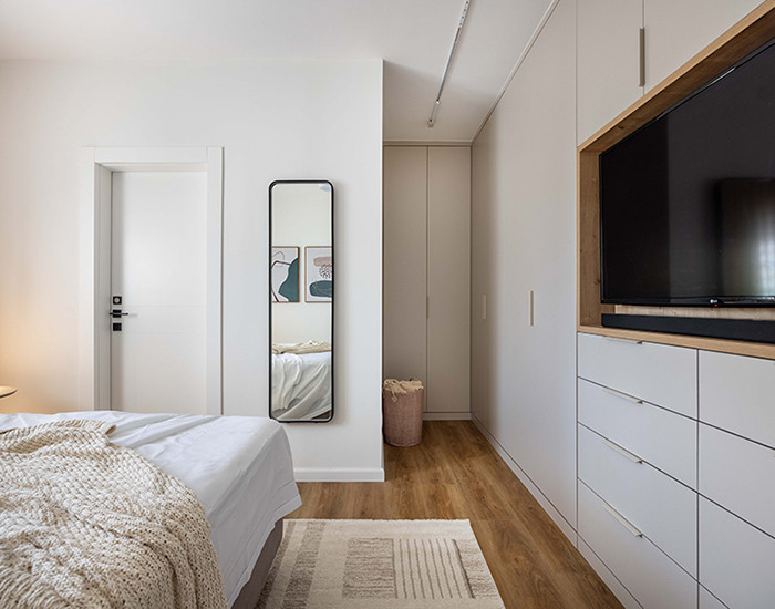 ארון עם טלוויזיה במאסטר הורים שני אלימלך מעצבת פנים