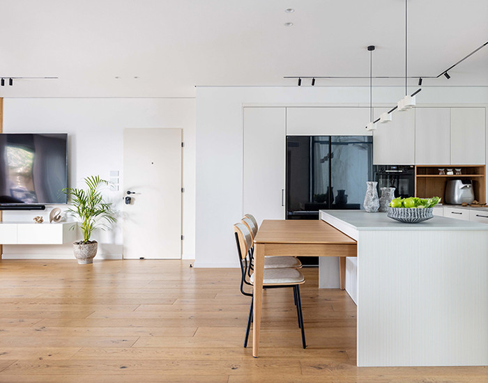 פינת אוכל מחוברת לאי שני אלימלך מעצבת פנים