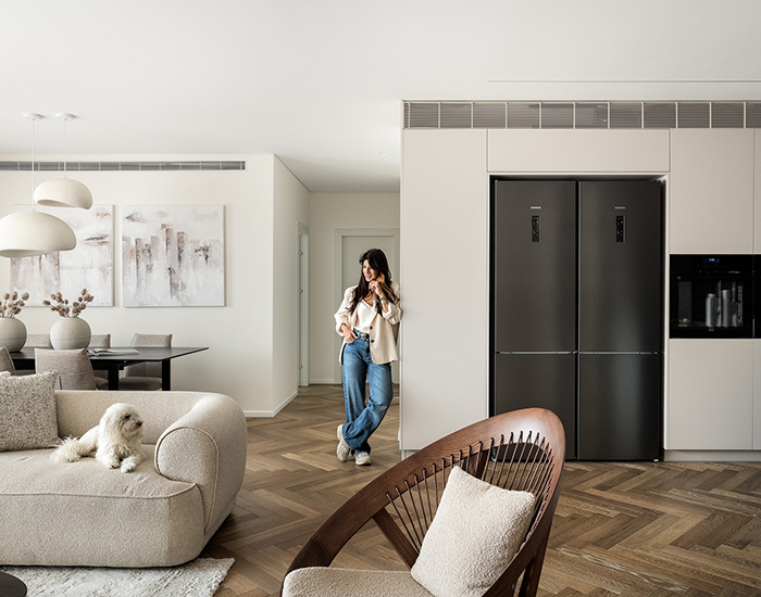 שני אלימלך מעצבת פנים בית עם פרקט פישבון