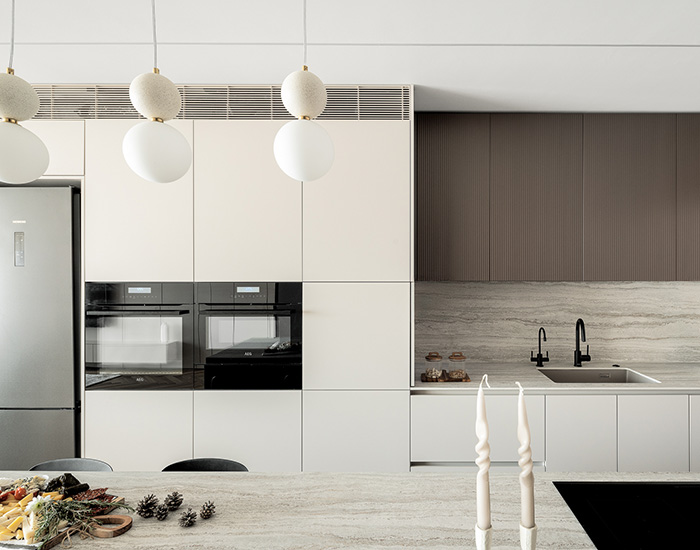 שני אלימלך מעצבת פנים מטבח מעוצב עם אי