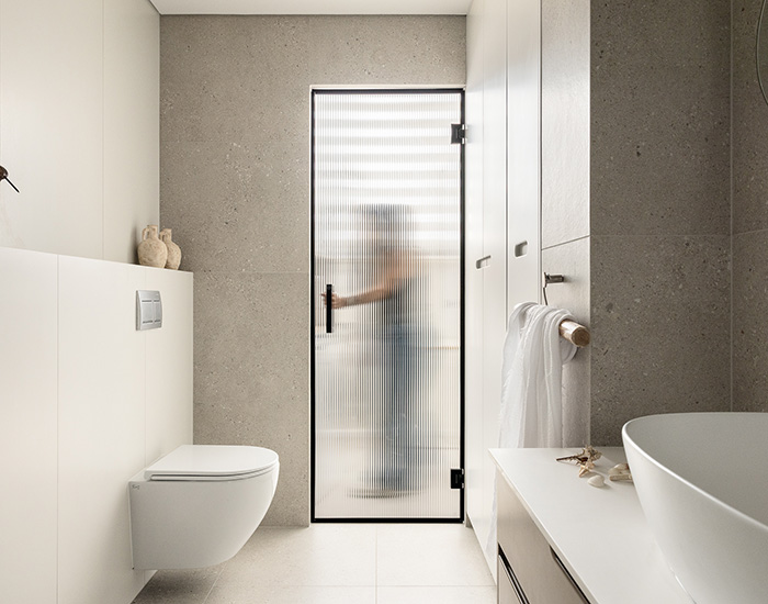 שני אלימלך מעצבת פנים מקלחת עם חדר שירות